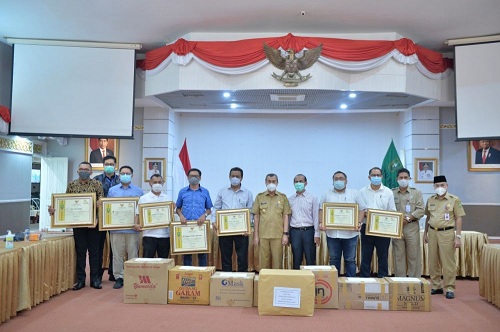 Peduli Terhadap Covid-19, Gabungan Perusahaan Perkebunan dan Perikanan Riau Serahkan Bantu Masker 